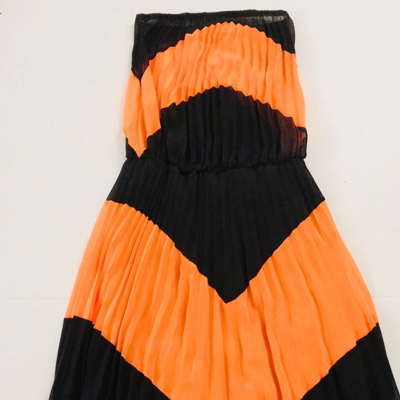 Orange and black pleated maxi dress - Picture 2 of 4